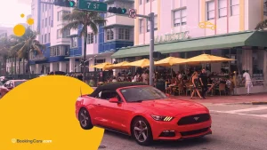 Auto descapotable rojo en Ocean Drive, Miami Beach, frente al hotel Majestic.