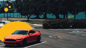 Auto deportivo rojo estacionado cerca del agua y árboles en Fort Lauderdale.