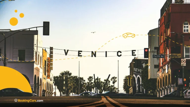 Vista de la calle principal de Venice Beach con el famoso cartel “VENICE”.