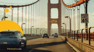 Autos cruzando el puente Golden Gate en San Francisco, con cartel de velocidad.