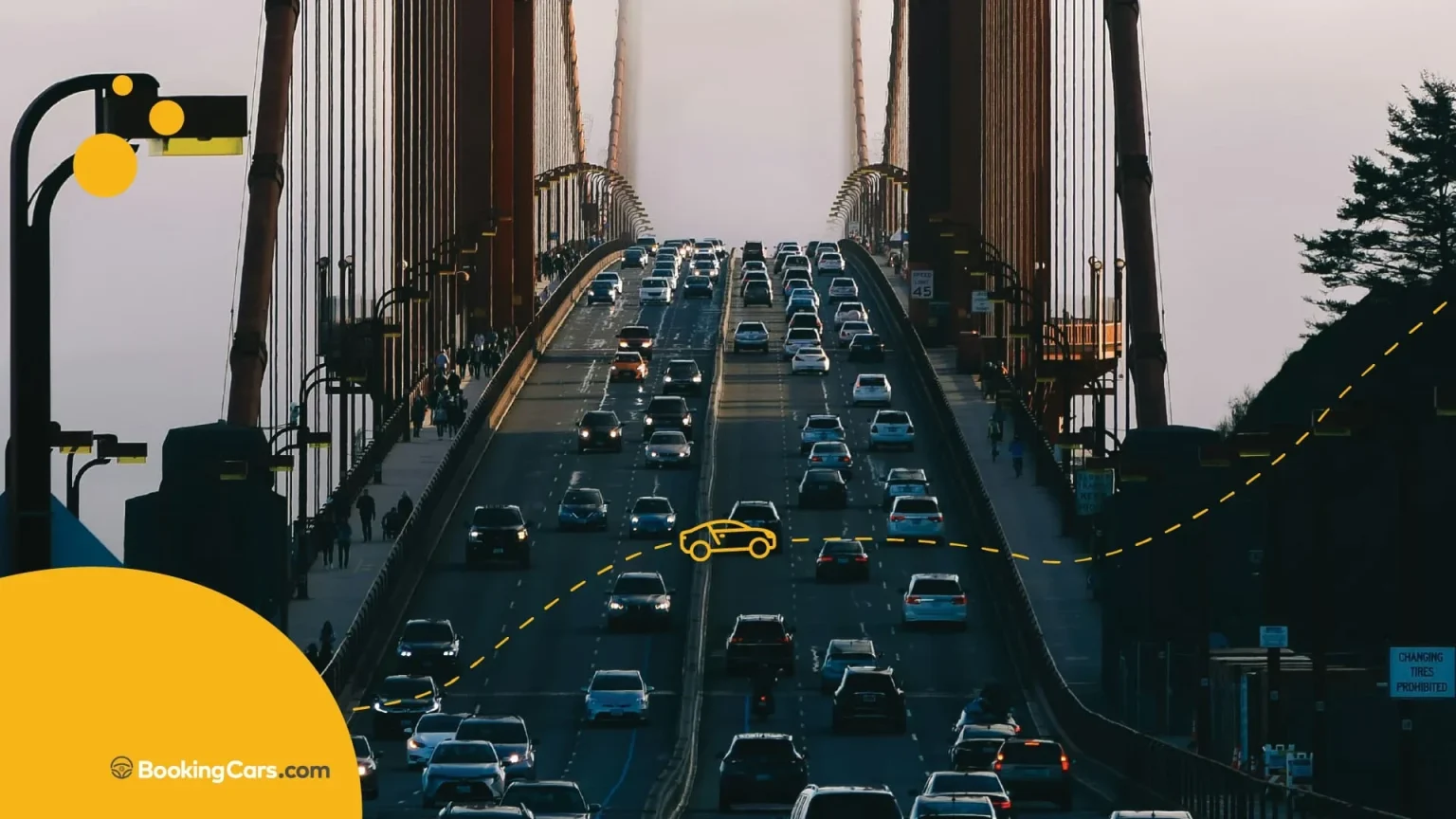 Tráfico intenso en el puente Golden Gate al atardecer en San Francisco.