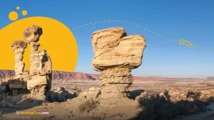 Formaciones rocosas en desierto con gráfico amarillo y auto ilustrado.