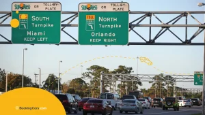 Carteles de autopista en Florida indicando dirección a Miami y Orlando.