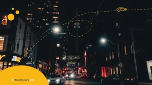 Vista nocturna del centro de Toronto con la Torre CN iluminada al fondo.