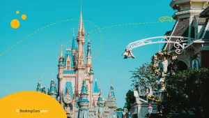 Castillo estilo Disney en parque temático con decoración y cielo despejado.
