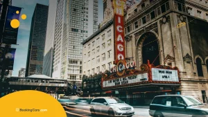 Teatro Chicago con letrero icónico y tráfico urbano en calle céntrica.