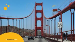 Puente Golden Gate con autos, peatones y señal de límite de velocidad 45.
