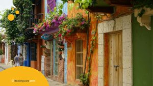 Calle colonial colorida en Cartagena de Indias, Colombia, ideal para recorrer durante un viaje en auto por el país