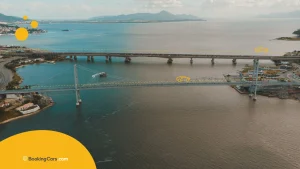 Vista aérea de los puentes de Florianópolis sobre la bahía.
