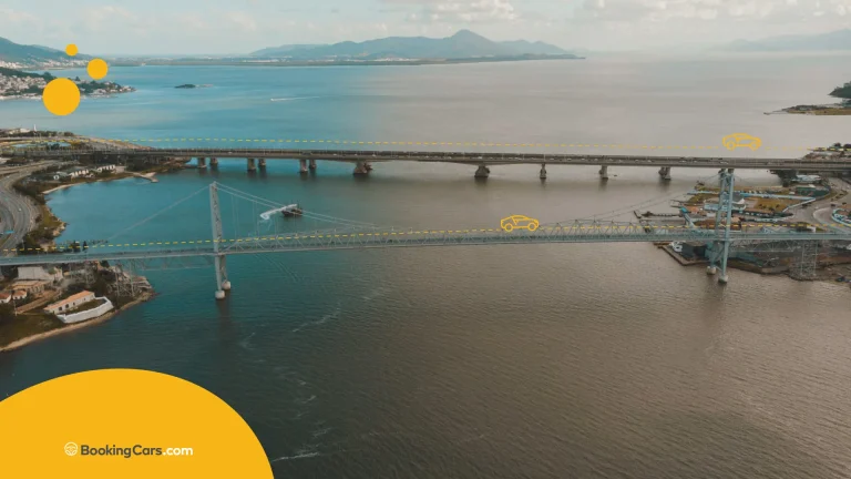 Vista aérea de los puentes de Florianópolis sobre la bahía.