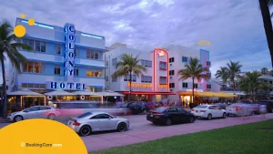 Hoteles art déco iluminados en Ocean Drive, Miami, de noche.