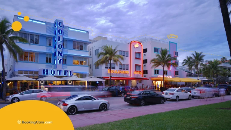 Hoteles art déco iluminados en Ocean Drive, Miami, de noche.