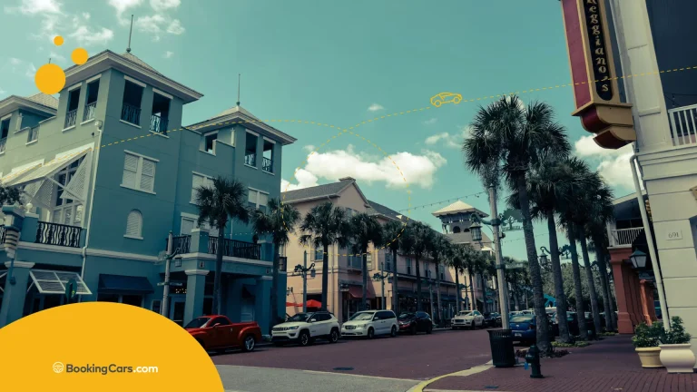 Calle con palmeras y edificios coloridos en Fort Lauderdale.