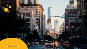 Tráfico en una avenida de Manhattan con One World Trade Center al fondo, Nueva York.