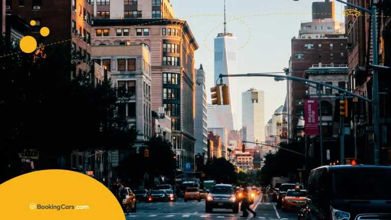 Tráfico en una avenida de Manhattan con One World Trade Center al fondo, Nueva York.